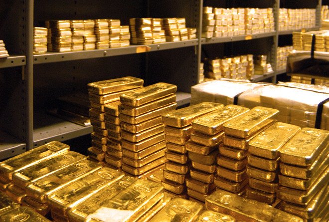 الذهب عند أدنى مستوياته في شهر