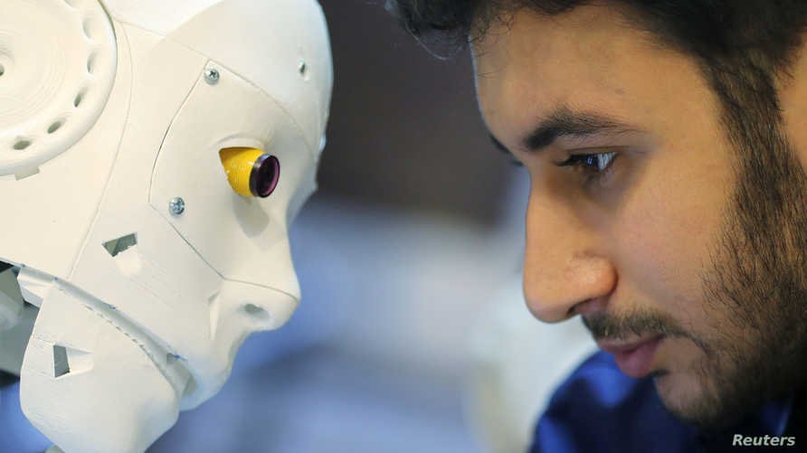 مخترع مصري يطور روبوتا للكشف عن كورونا